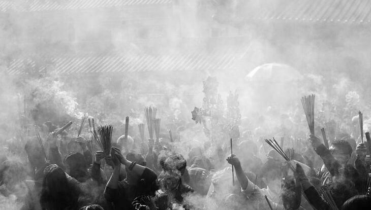 去闻黄狼叫,回见干鱼庙。世上无神鬼,尽是人在闹