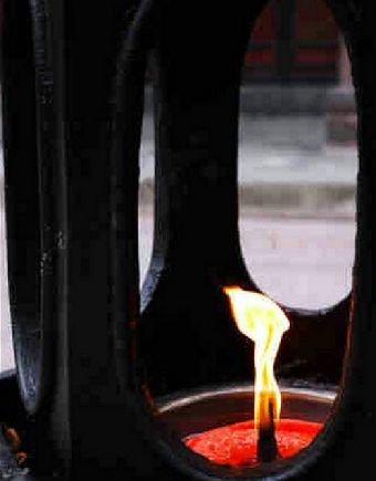 古墓长明灯（资料图）