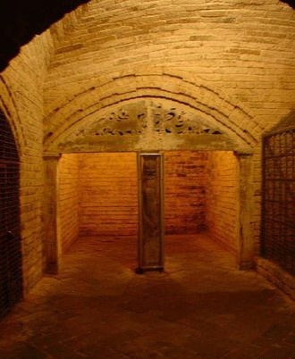 古墓长明灯（资料图）