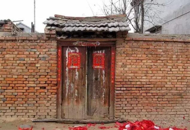 春节习俗,除夕在门口放拦门棍是做啥用的?
