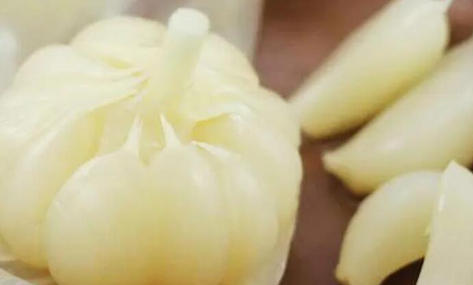 新蒜上市,一招叫你学会腌制吃起来像水果的糖蒜